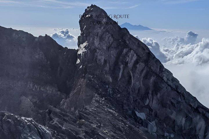 シデメン：マウント・アグン日の出または日中のトレッキング 3,142mの山頂