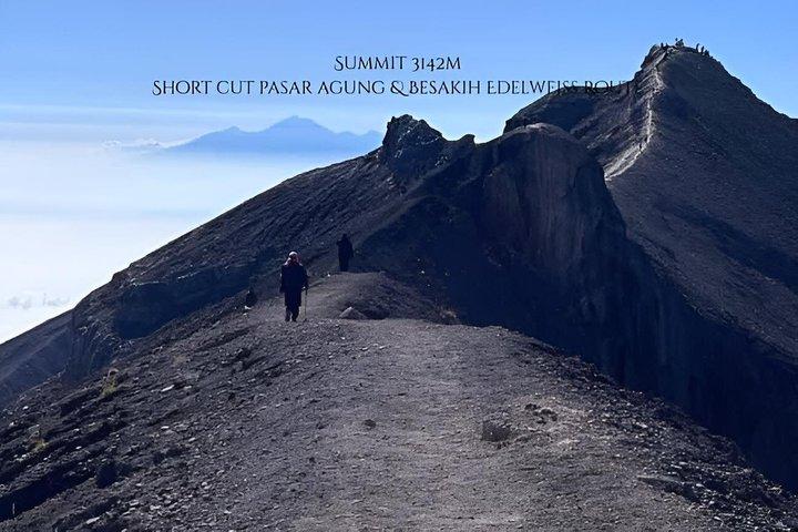 シデメン：マウント・アグン日の出または日中のトレッキング 3,142mの山頂