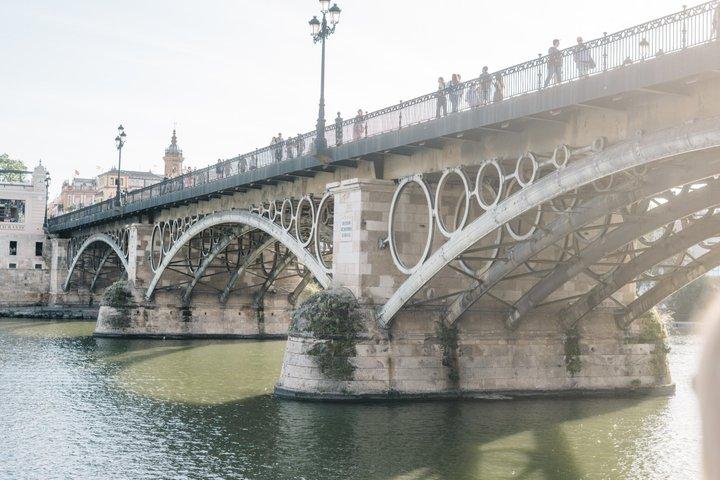 セビリアのプライベート川とトリアナ地区ウォーキングツアー