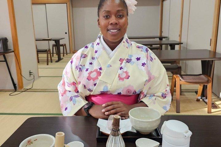 100年物の京都町家での伝統的な茶道ツアーへ