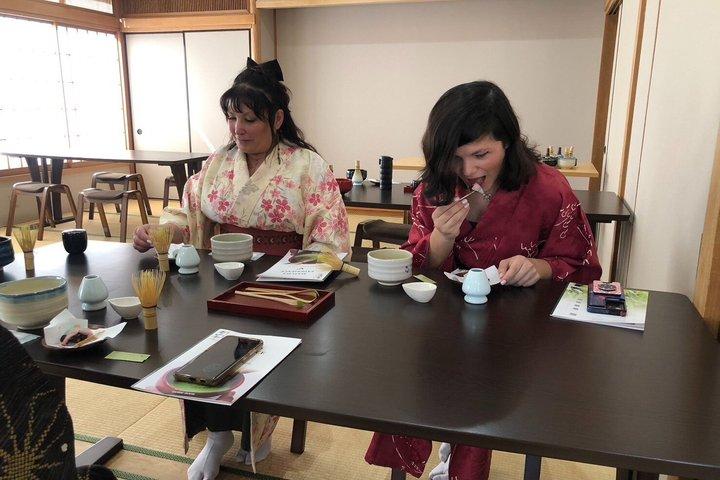 100年物の京都町家での伝統的な茶道ツアーへ