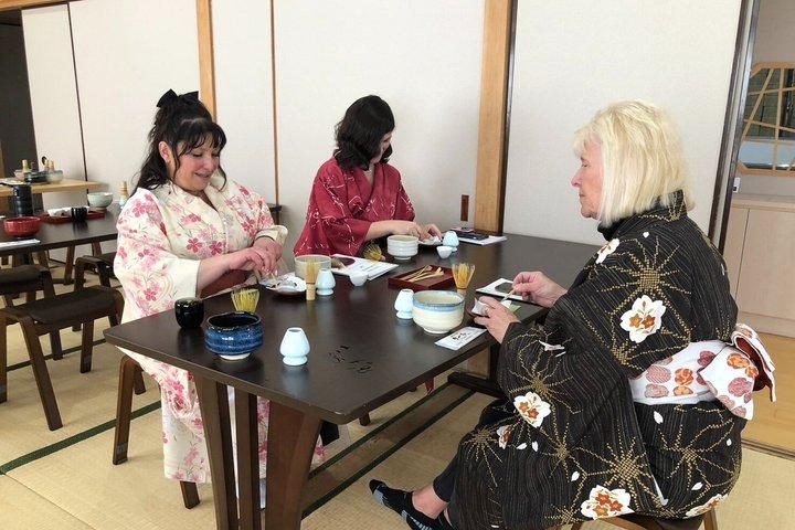 100年物の京都町家での伝統的な茶道ツアーへ
