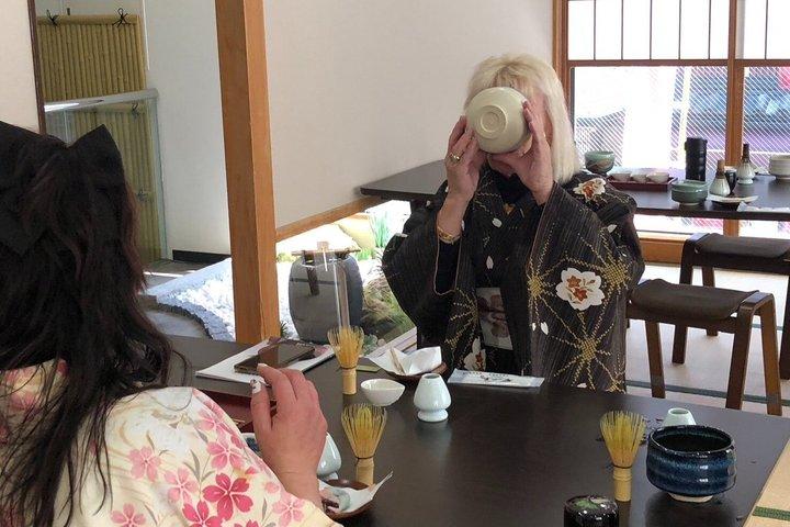 100年物の京都町家での伝統的な茶道ツアーへ