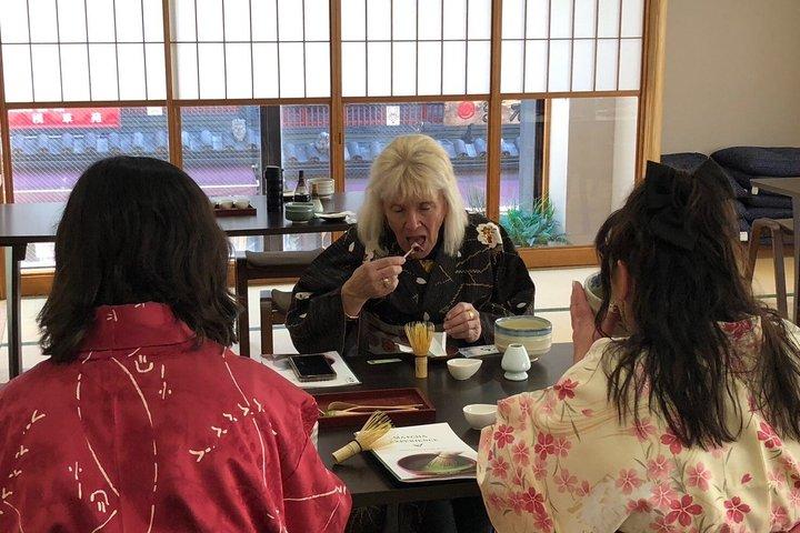 100年物の京都町家での伝統的な茶道ツアーへ