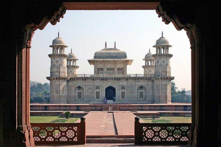 Explore Agra with an Approved Local Tour Guide