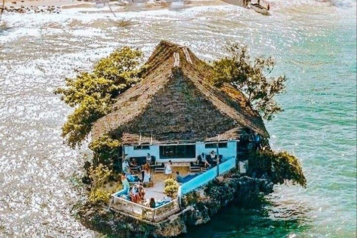ジョザニ森林公園のウミガメとザ・ロックへのザンジバルプライベートツアー