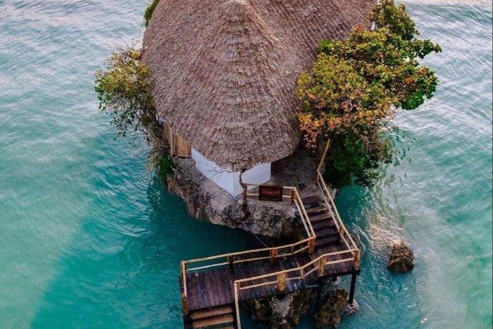 ジョザニ森林公園のウミガメとザ・ロックへのザンジバルプライベートツアー