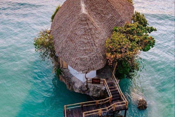 ジョザニ森林公園のウミガメとザ・ロックへのザンジバルプライベートツアー