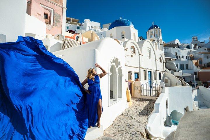 フライングドレスの写真撮影でサントリーニの魔法を体験
