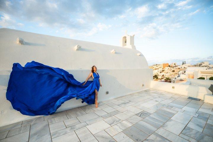 フライングドレスの写真撮影でサントリーニの魔法を体験