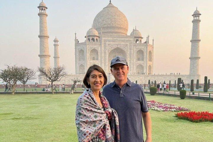 Day Trip to Taj Mahal and Agra from Hyderabad with both side Commercial Flights