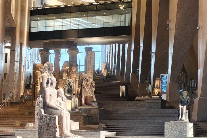 フルガダからカイロ・ピラミッド＆大エジプト博物館（GEM）までバスで
