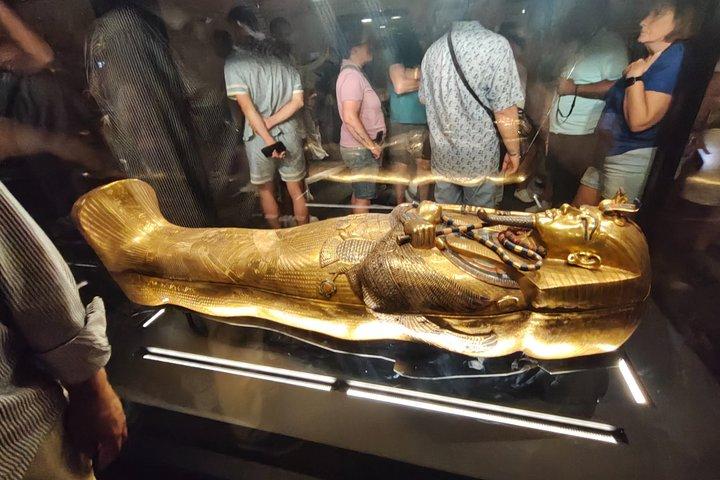 フルガダからカイロ・ピラミッド＆大エジプト博物館（GEM）までバスで