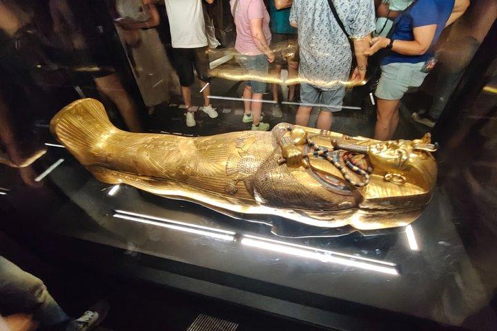 フルガダからカイロ・ピラミッド＆大エジプト博物館（GEM）までバスで