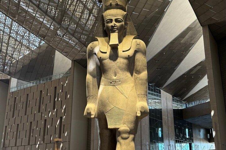 フルガダからカイロ・ピラミッド＆大エジプト博物館（GEM）までバスで