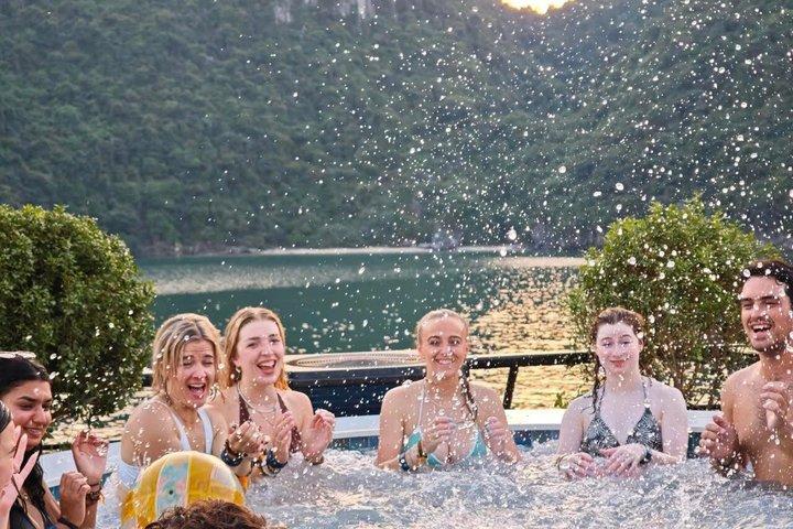 オアシスベイ 5つ星ソーシャルアドベンチャークルーズ ラグジュアリーバックパッカー向け