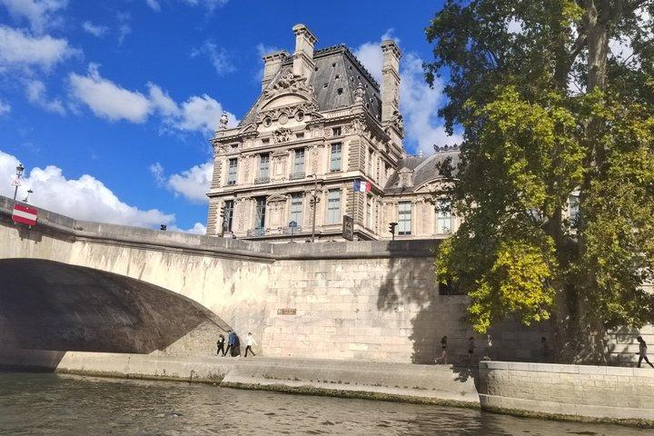 Your Private boat Captain Guide Explore Historical Paris