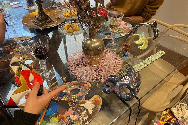 ワインを楽しみながらのヴェネツィアの仮面制作と塗装ワークショップ