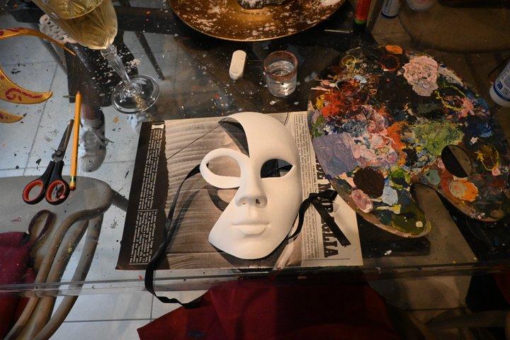 ワインを楽しみながらのヴェネツィアの仮面制作と塗装ワークショップ