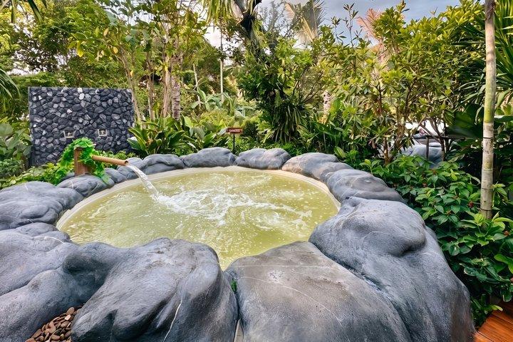 プーケットのロングテールボートからジェームズ・ボンド島のカヌーとサーマルスパへ