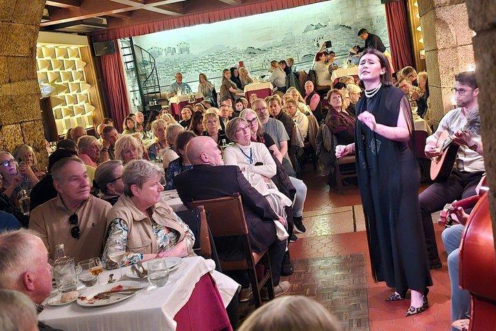 リスボンの夜を体験：プライベートツアー、ファドとポルトガル料理のディナー
