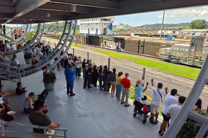 パナマ運河を訪れて、その歴史と文化遺産に触れてみよう。