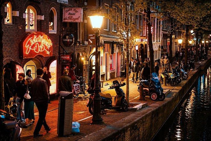 Tour guiado exclusivo de la zona de luces rojas, religión y comercio de Ámsterdam