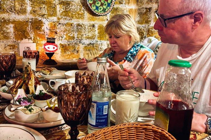 バクーフードツアー：10以上の試食、ティーセット＆地元スパイス