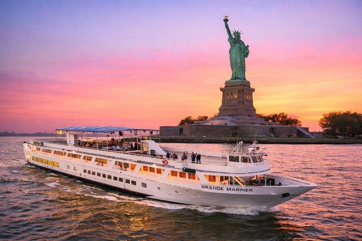 NYC Sunset Cruise mit DJ, Skyline & Freiheitsstatue