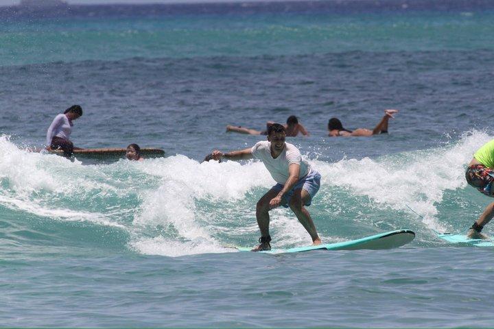 Aulas de surf em Waikiki com bombeiros do Havaí