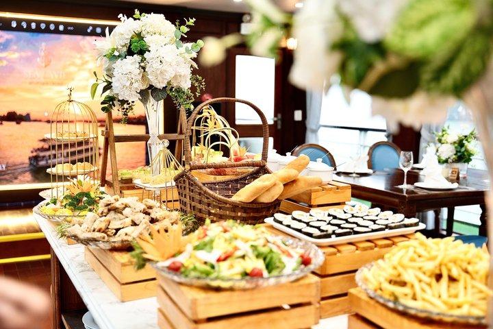 5つ星シーラヴィープレミアムクルーズ：カヤック、ビュッフェランチ＆サンセット