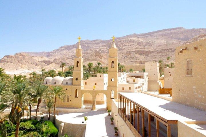 カイロからのワディ・エル・ナトルーン日帰りツアーで古代修道院を探索