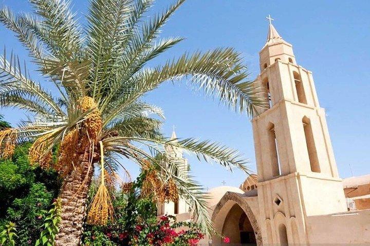 カイロからのワディ・エル・ナトルーン日帰りツアーで古代修道院を探索