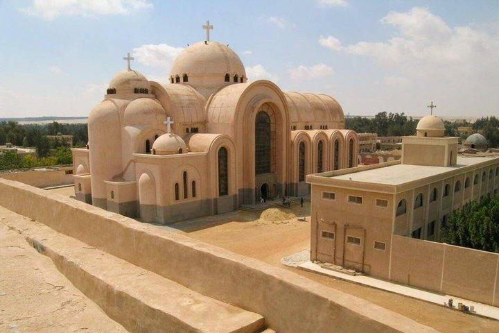 カイロからのワディ・エル・ナトルーン日帰りツアーで古代修道院を探索