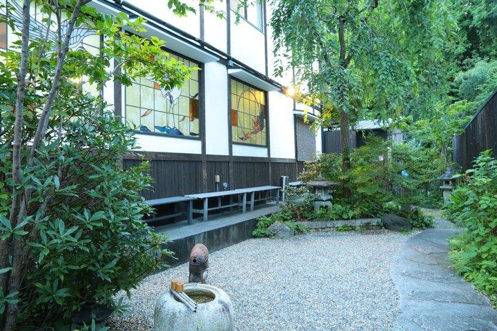 オリジナル京都着物レンタル – 清水寺近く、庭園写真