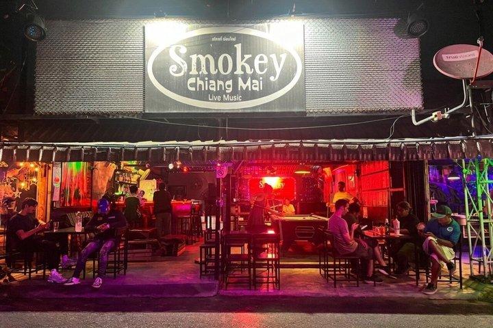 チェンマイのナイトライフと地元バー徒歩ツアー