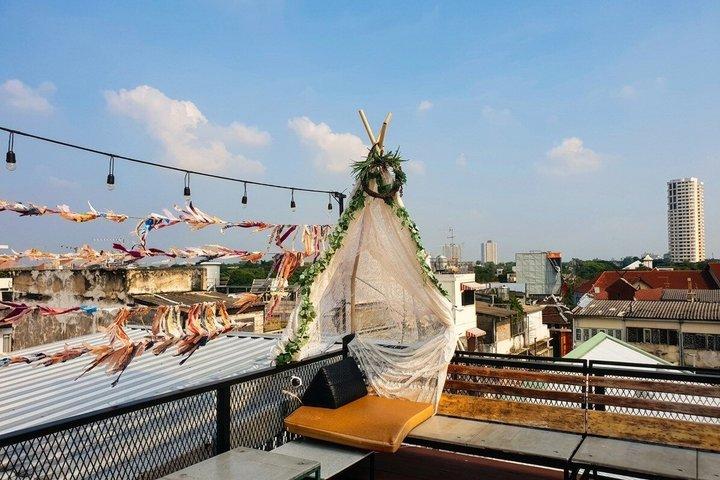 チェンマイのナイトライフと地元バー徒歩ツアー