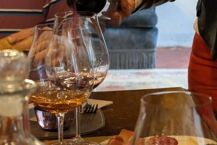 ブルネロ・ディ・モンタルチーノワインツアー（ワイナリー2軒付き）＆農園でのランチ付き