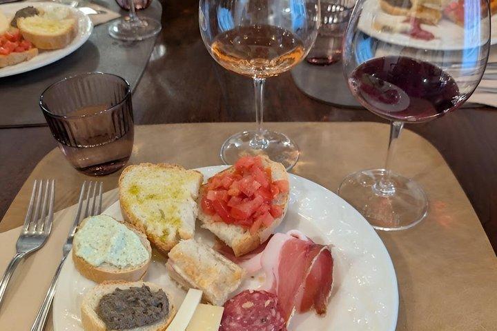 ブルネロ・ディ・モンタルチーノワインツアー（ワイナリー2軒付き）＆農園でのランチ付き