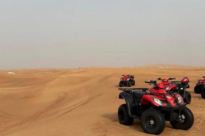 ドーハ：砂漠サファリ、砂丘バッシング、サンドボード、ラクダ乗り＆ATV