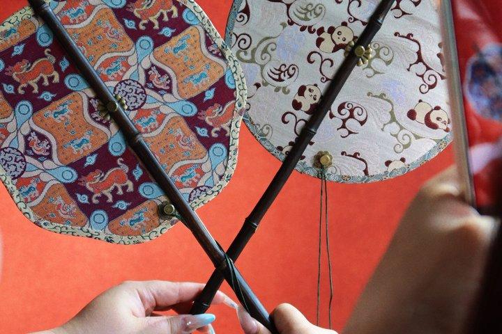 成都：蜀錦扇を制作する — あなただけのユニークなお土産