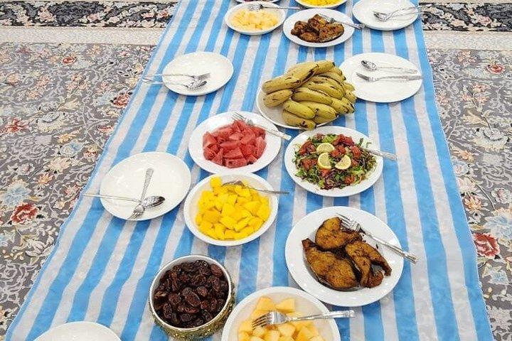 モスクートのイブニングシティツアーと伝統的なオマーン料理のディナー