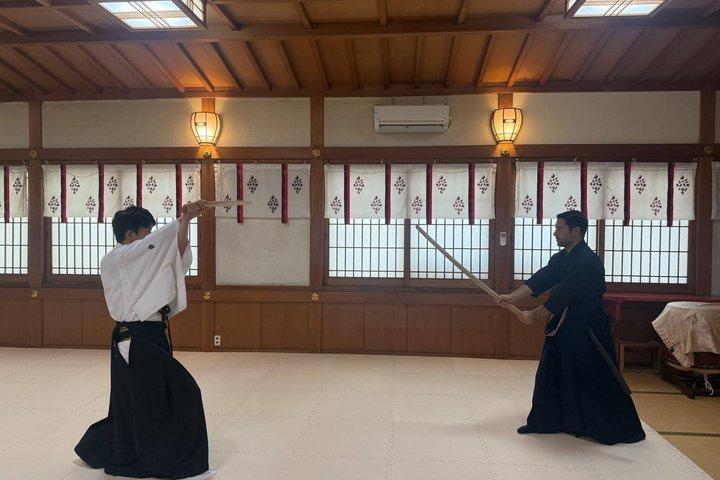 大阪中心部:剣術の達人によるプライベート侍トレーニング