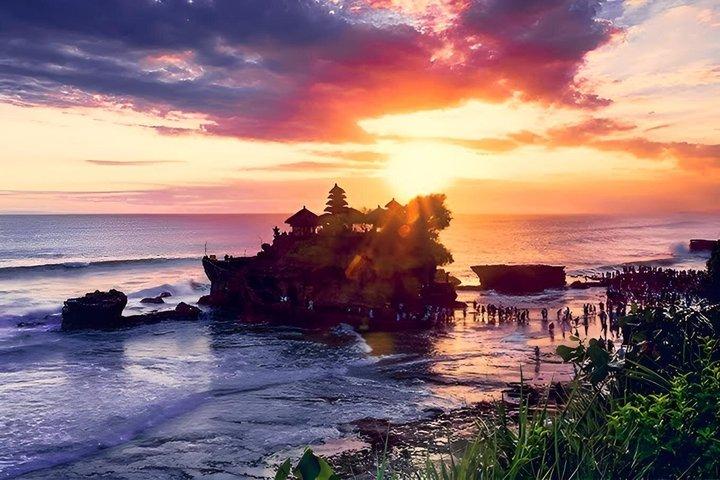 ゴールデンアワーの旅:サンゲ猴林からタナロットの夕暮れまで