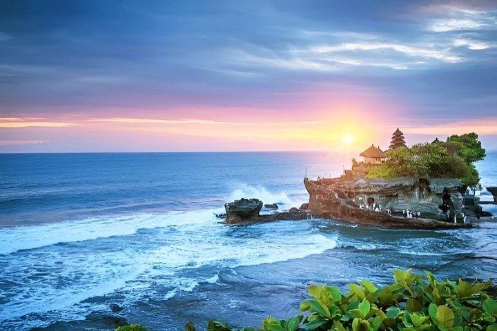 ゴールデンアワーの旅:サンゲ猴林からタナロットの夕暮れまで