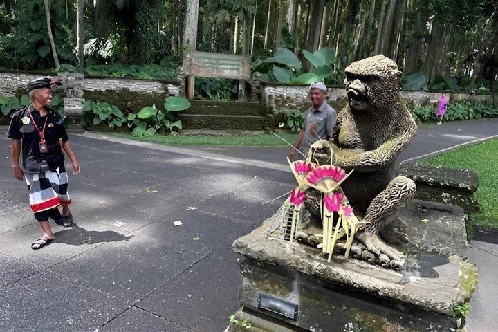 ゴールデンアワーの旅：サンゲ猴林からタナロットの夕暮れまで