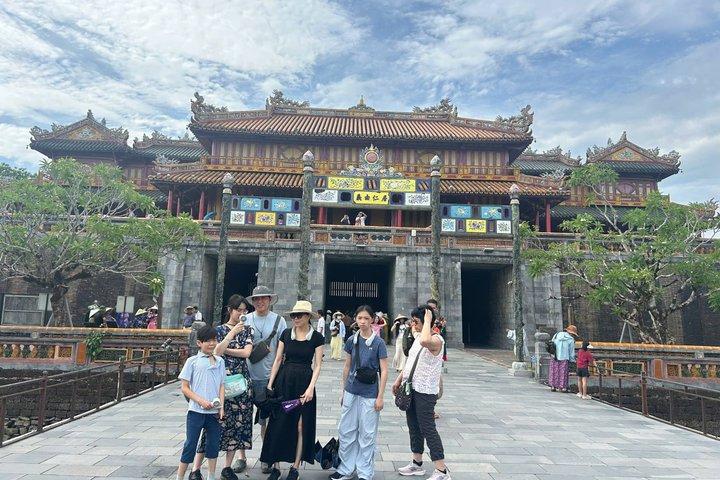 フエ：3つの王墓、ティエンムー寺院、香の村ツアー