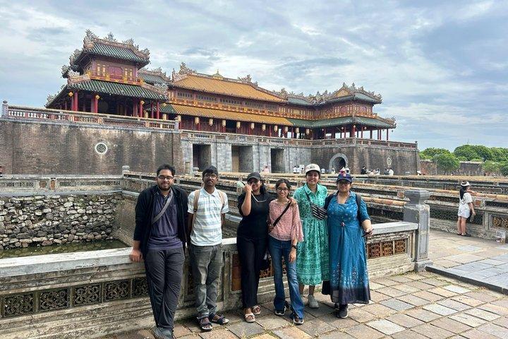 フエ：3つの王墓、ティエンムー寺院、香の村ツアー