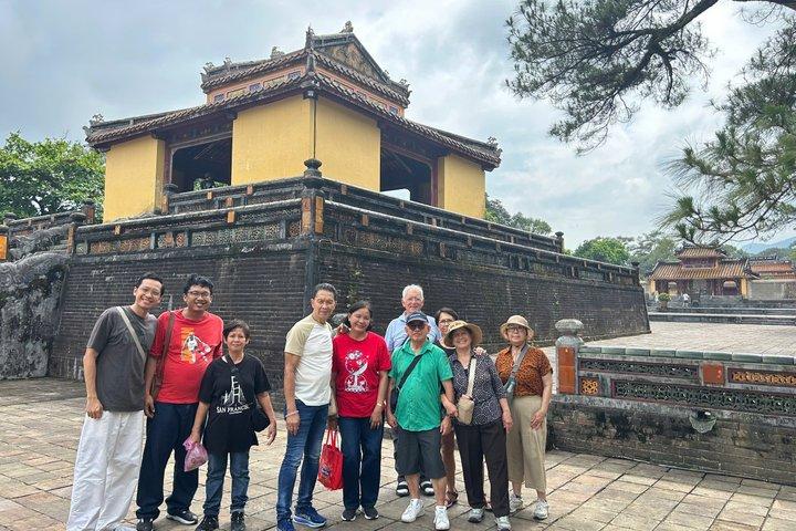 フエ：3つの王墓、ティエンムー寺院、香の村ツアー