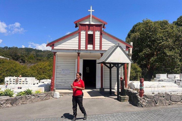 ロトルアのワカレワレワ・マオリ村と地熱ガイドツアー